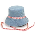 Detailansicht eines gewaschenen Denim-Anglerhutes mit rotem Schmetterlings-Stickband. - M (56-58cm) / Mittelblau & Weiß