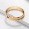 Anello minimalista in acciaio inox dorato con pietra rosa di nascita su supporto in pietra - US 8 / Oro
