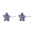 Gros plan de boucles d'oreilles fleur argentées avec gemmes violettes sur fond blanc - Platine Avec Zirconia Violet (VE1498)