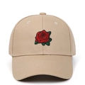 Détail de broderie rose rouge sur une casquette de baseball en coton kaki de plein air - Kaki