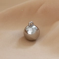 Dettaglio macro di un ciondolo sferico in metallo argentato lucido con anello per gioielli - Stile Sfera (4#)