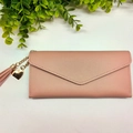 Portafoglio lungo rosa opaco da donna con ciondolo a cuore e decorazione con nappe - Rosa Loto