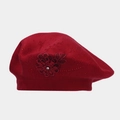 Dettaglio del basco rosso in maglia con applicazione floreale 3D, strass e paillettes - Taglia unica / Borgogna