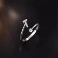 Minimalistischer 925 Silberring mit T-förmigem Zirkonia und funkelndem runden Edelstein - Buchstabe T