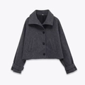 Dunkelgraue Damen Wolljacke im Kurzstil mit Reverskragen und schwarzen Knöpfen auf weiß - S / Dunkelgrau
