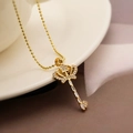 Collana con ciondolo a chiave a corona placcata in oro e zirconi cubici scintillanti - Chiave Corona Dorata