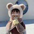 Détail du bonnet à oreilles d'ours en peluche avec écharpe et ornement d'ourson - Kaki