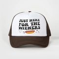 Cappello trucker marrone con testo JUST HERE FOR THE WIENERS e stampa hot dog - caffè
