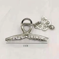 Detalle de pinza para el pelo de metal plateado de 11cm con dijes de mariposa y corazón - Cruz Mariposa Plata