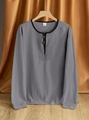 Detail van grijs linnen Henley-shirt met stoftextuur, knopen en stiksel bij de kraag - S / Grijs