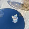 Détail d'une pince à cheveux ours en acétate dégradé bleu et violet sur miroir - Tête d'Ours Bleue