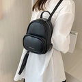 Mini zaino minimalista in pelle nera da donna con scritte bianche FASHION BAGS - Nero