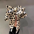 Pasador de lazo de satén beige con estampado de leopardo y perlas grandes - Leopardo Beige