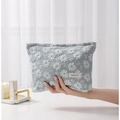 Neceser de lona azul claro con bordado de margaritas y etiqueta de marca H&R BAG - Azul