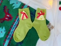 Calze natalizie verdi per bambini con fiocchi rossi e campanellini gialli decorativi - S (0-1 Anno) / Verde Campanella Regalo