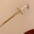 Gouden haarspeld in de vorm van een zwaard met wit handvat en druppelhanger - Gouden Zwaard Wit Handvat (13#)