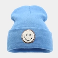 Blauwe geribbelde gebreide muts met smiley-patch voor een stijlvolle winter streetwear look - Lichtblauw