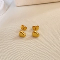 Nahaufnahme von minimalistischen, massiven Herz-Ohrsteckern aus poliertem Edelstahl in Gold - Goldenes Herz 7mm