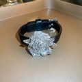 Primer plano de charm de camelia con diamantes de imitación en pulsera de cuero negro - Negro