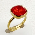 Gros plan d'une bague en acier doré ornée d'un zircon rouge de forme carrée - Style Carré / Rouge