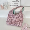 Dettaglio della borsa tote leopardata con fodera verde menta e tasca anteriore - Leopardo Rosa Verde Menta