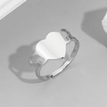 Vintage Herzring in Silber mit hohlen Flügeln auf minimalistischem Steindisplay - Stahlfarbe