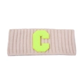 Dettaglio macro della fascia in maglia a coste beige con toppa a lettera C verde neon - Beige-C Logo