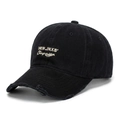 Détail de la broderie NEW JNXS et de la visière usée sur une casquette en coton noir - Taille Unique(Réglable) / Noir