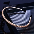 Vista dettagliata del cerchietto con cristalli oro champagne e fodera antiscivolo nera - Vetro Champagne