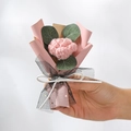 Handgefertigter Häkelstrauß mit rosa Rose und Eukalyptus in Sternen-Netzverpackung - Gestrickte rosa Rose