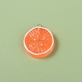 Gros plan de tranches d'orange en résine avec boucles argentées pour bijoux DIY - Disque / Orange