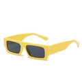 Occhiali da sole quadrati giallo vivace con lenti grigio scuro e protezione UV400 - Montatura Gialla Lenti Grigie