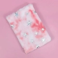 Rosa-weißes Tie-Dye-Plüsch-Notizbuch mit silbernen Glitzersternen im niedlichen Design - A5 Linierte Seiten / Großer Stern Hellrot (Batik)