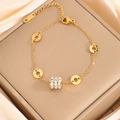 Dettaglio del bracciale d'oro con dischi a numeri romani e ciondolo di cristallo - Oro