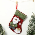 Dettaglio calza di Natale in lino con Babbo Natale 3D e cartello in legno Merry Christmas - Babbo Natale / Stile Babbo Natale rosso