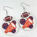Details von Cheerleading-Ohrringen aus Holz mit Football- und Megaphon-Grafiken - Orange Blau