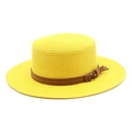 Dettaglio di cappello in paglia giallo con cinturino in pelle marrone e fibbia oro - M (56-58cm) / Giallo