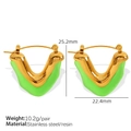 U-vormige roestvrijstalen oorbellen in goud met smaragdgroene accenten van hars - V-Vorm Geometrisch (EH575) / Groen (EH575)