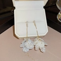 Orecchini a nappa in argento S925 con petali perlati bianchi e dettagli in perle - Pendente a Perla a Petalo Perlescente Oro (E0425 Oro)
