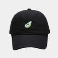 Dettaglio del ricamo a forma di avocado sulla parte anteriore del cappello da baseball nero - M (56-58cm) / Nero