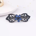 Macro d'une pince à cheveux rétro avec fleur en cristal bleu et base argentée - Double Feuille Bleu Marine Petit 6.8cm
