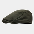 Primer plano detallado de la gorra plana verde oscuro con textura de sarga de algodón fina - Verde Militar