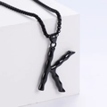 Dettaglio ravvicinato del ciondolo lettera K nero con trama di bambù in rilievo - Lettera K (Nero Con Catena)