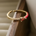 Eleganter 18K vergoldeter verstellbarer Ring mit roter Emaille und Zirkon-Akzent - Rot (13222) / Einstellbar Offen