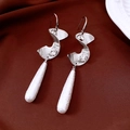 Orecchini pendenti vintage in argento con strass scintillanti e perle bianche testurizzate - Argento