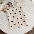 Detalle de bolsa de lino y algodón con cordón, estampados de corazones negros y logo - M