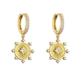 Detalle de pendientes huggies dorados con colgante de estrella y circonitas micro-pavé - Insignia de Estrella de Oro