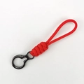 Portachiavi in paracord rosso intrecciato a mano con fibbia in metallo nero su bianco - Stile Corto / Rosso