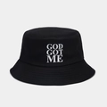 Λεπτομέρεια του κεντήματος God Got Me και των ραφών στο μαύρο καπέλο bucket - GOD GOT ME (1# Μαύρο)