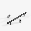 Maniglia minimalista a forma di T in metallo nero con accessori grigi su sfondo bianco - Angolo Cilindrico Grigio
